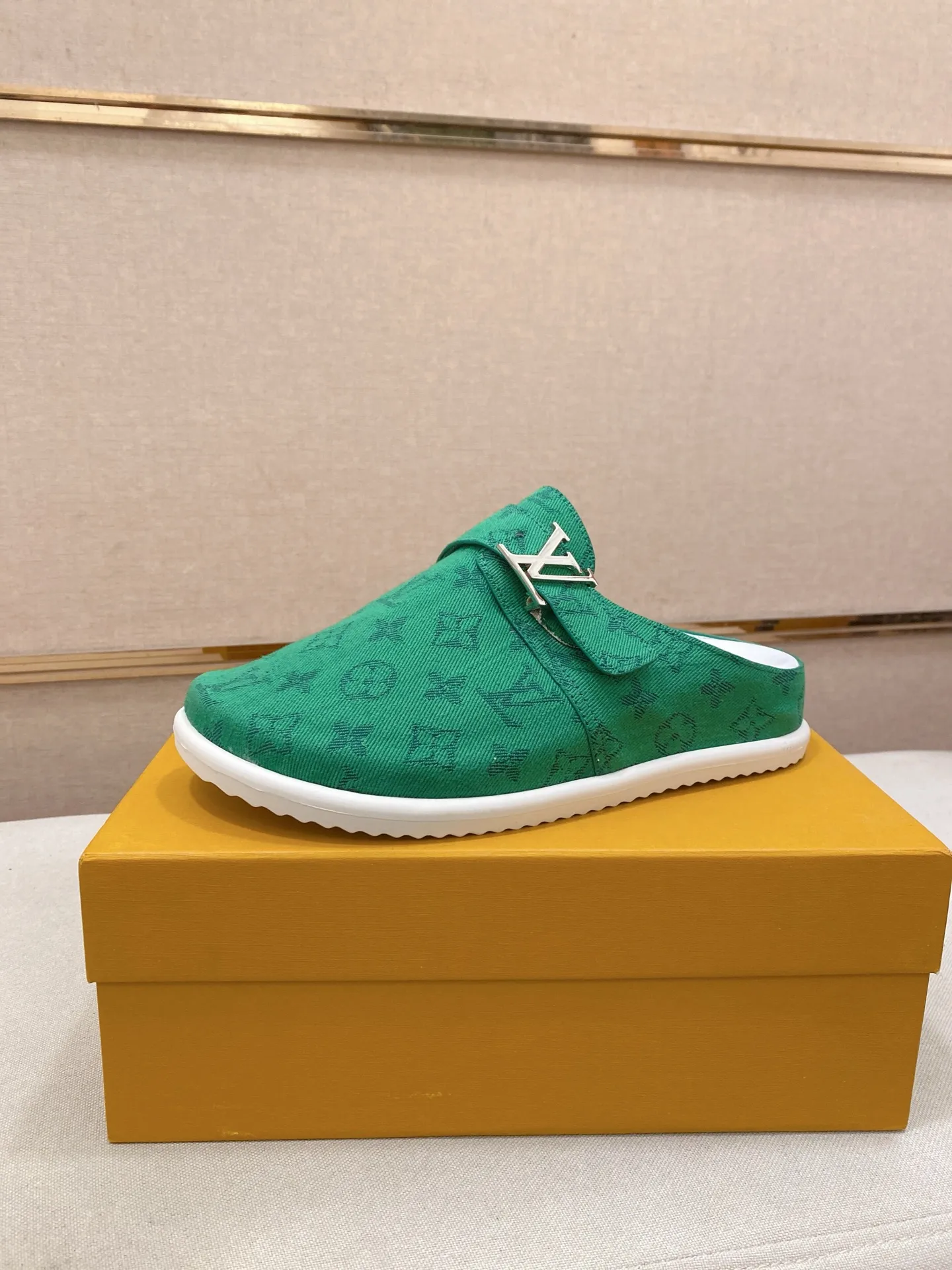 Men's shoes 💰: 360💰LV made 🔍Top purchasing agents, men's spring and summer slippers are available at the same counter. The uppers are made of Italian imported denim with logo graphics and high-quality craftsmanship. The soles are original soles specially provided by the original factory. The exclusive movable molded soles are super comfortable. Original factory follow-up products. 🔍🔍High quality. You can enter and exit the counter at will. Welcome to compare. The code number is 38-44.